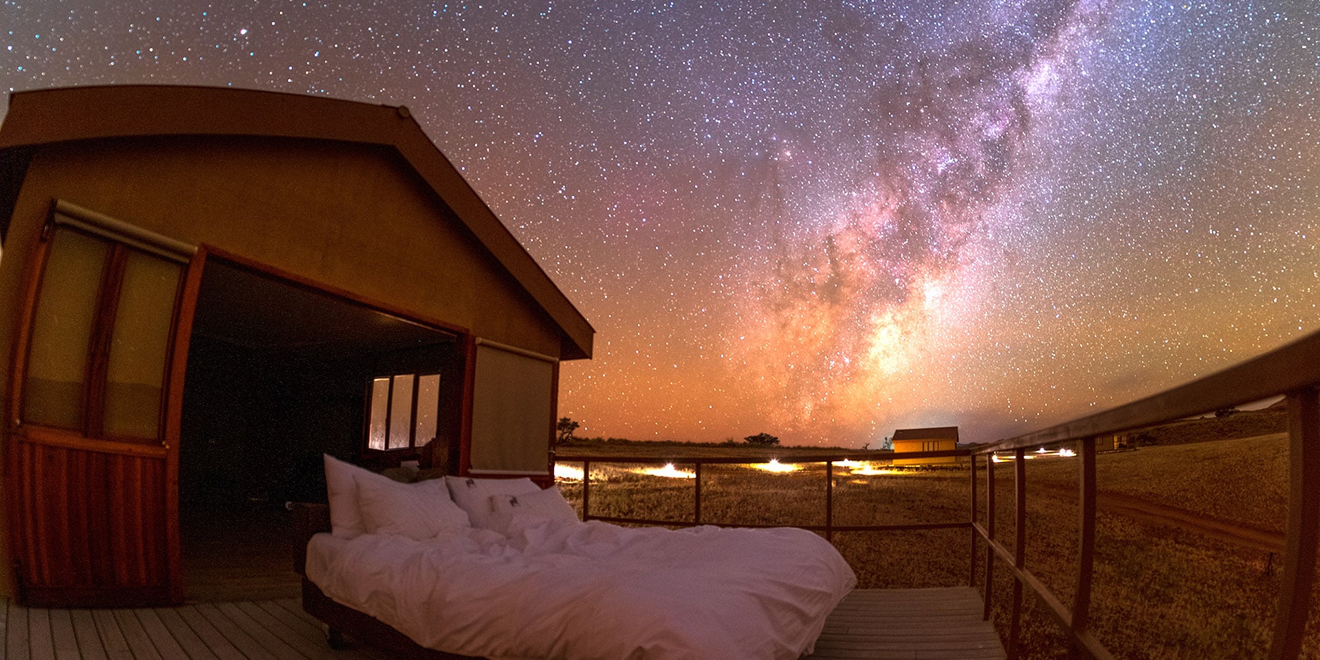 Namibias Nachthimmel mit Milchstraße über Namib Dune Star Camp der Gondwana Collection Foto Benjamin Barakat