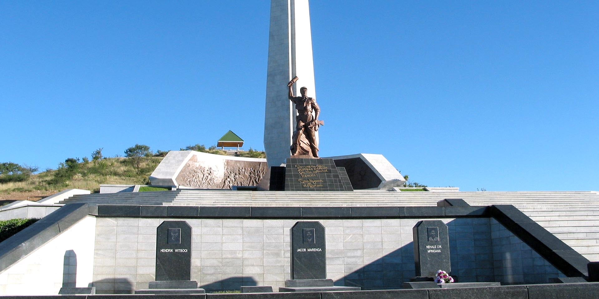 Helden-Gedenkstätte Heroes' Acre Statue Freiheitskampf Führer Gründungspräsident Namibia Sam Nujoma südlich Windhoek