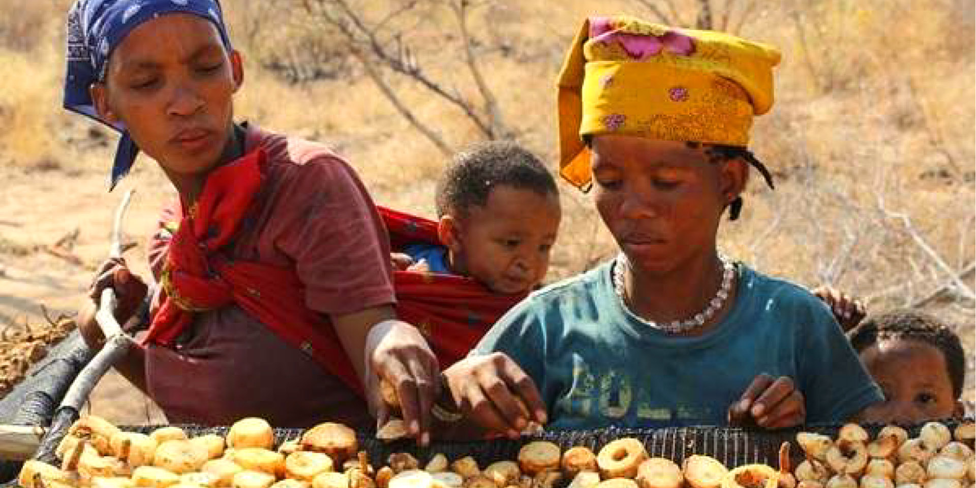 San-Frauen mit Nüssen, Namibia