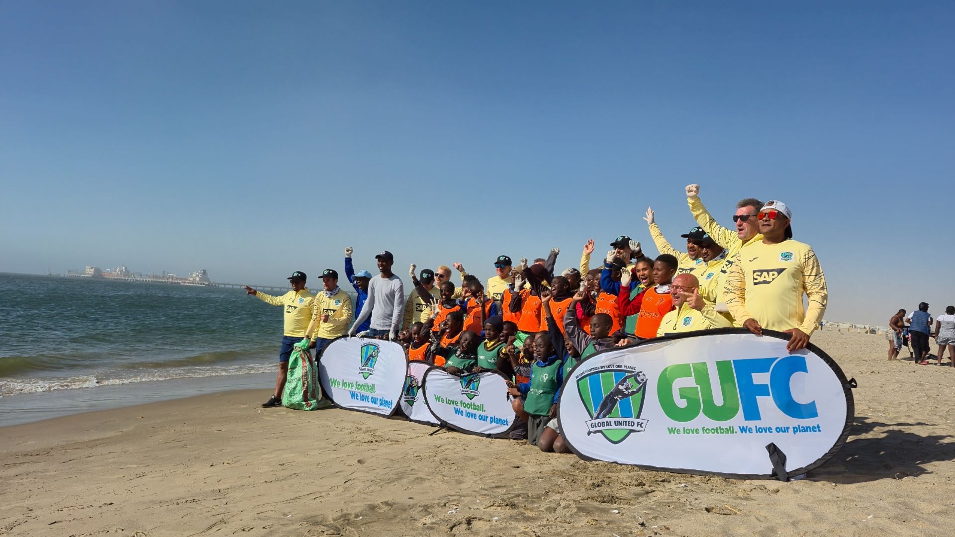 Global United FC Mitglieder und Kinder eines Community-Projekts in Walvis Bay. 